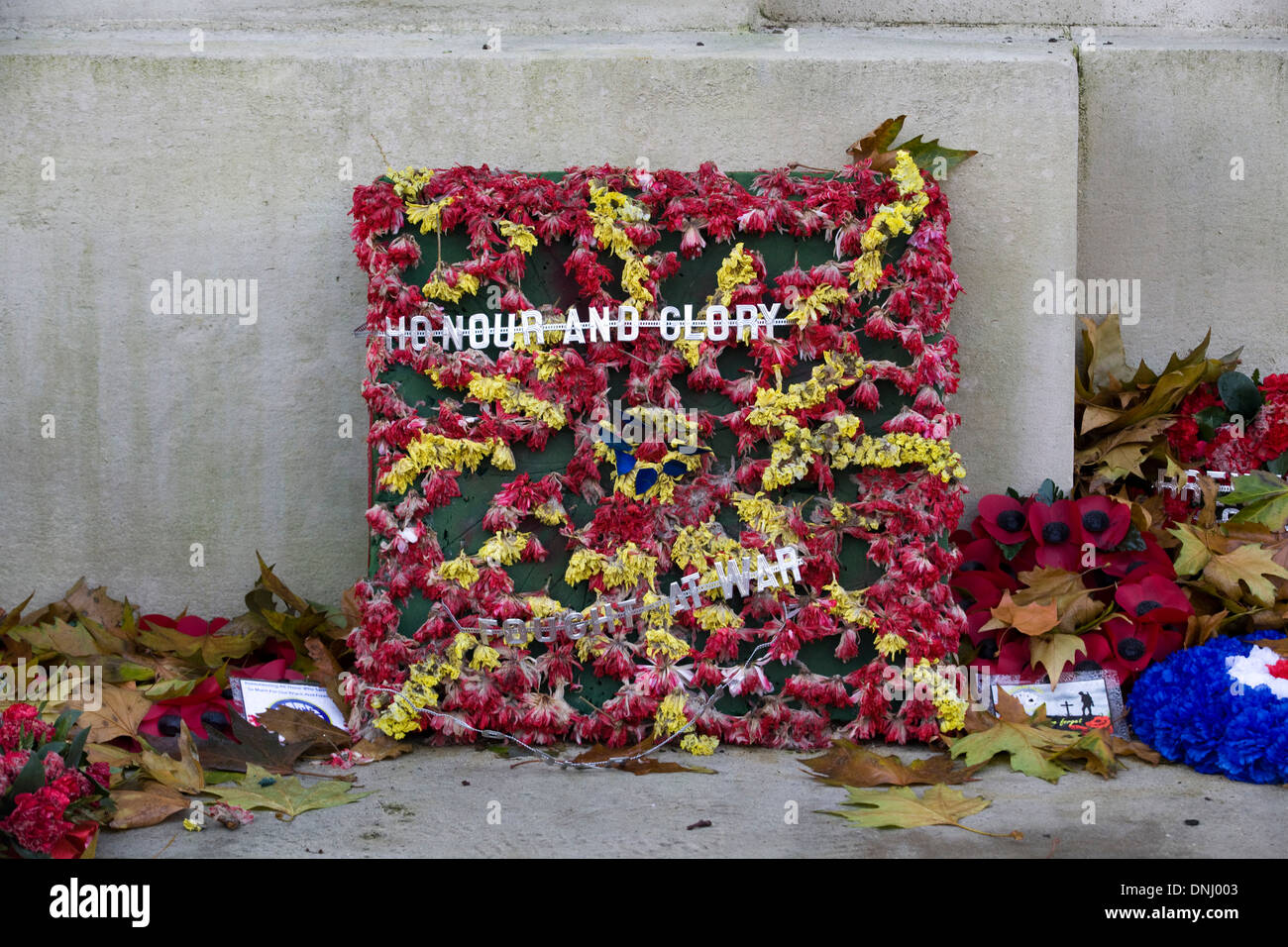 Onore e gloria corona al piede della Royal Artillery War Memorial a Hyde Park Corner Foto Stock