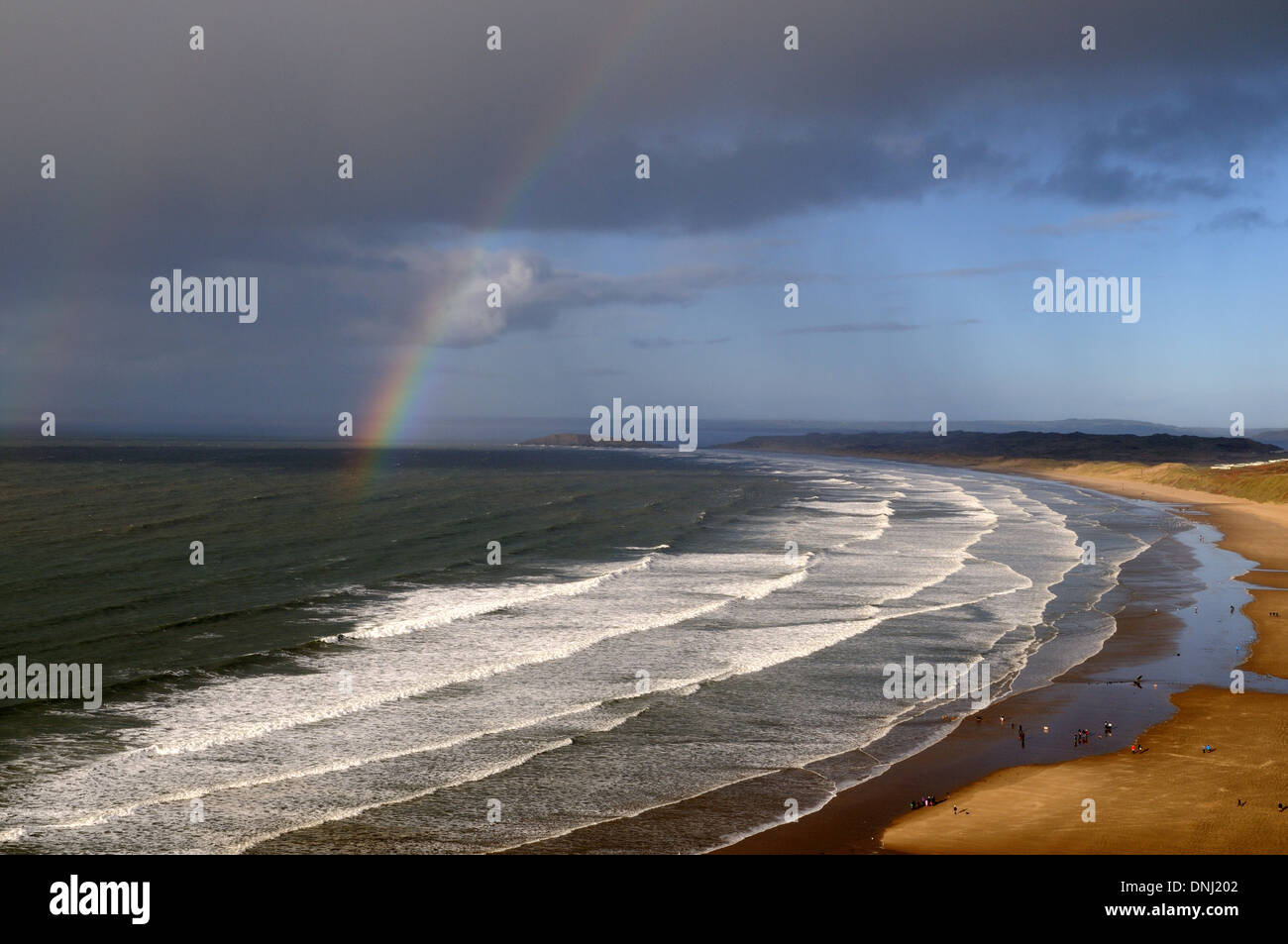 Rainbow e drammatica luce su Rhossili Bay Penisola di Gower Glamorgan Galles Cymru REGNO UNITO GB Foto Stock