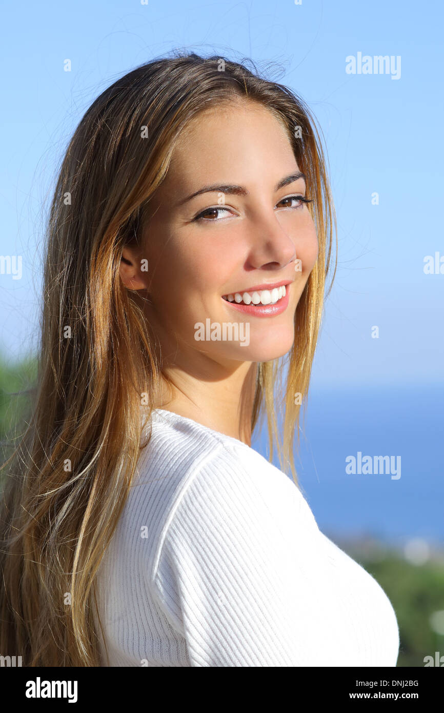 Ritratto di una donna bellissima con un bianco sorriso perfetto per esterno Foto Stock