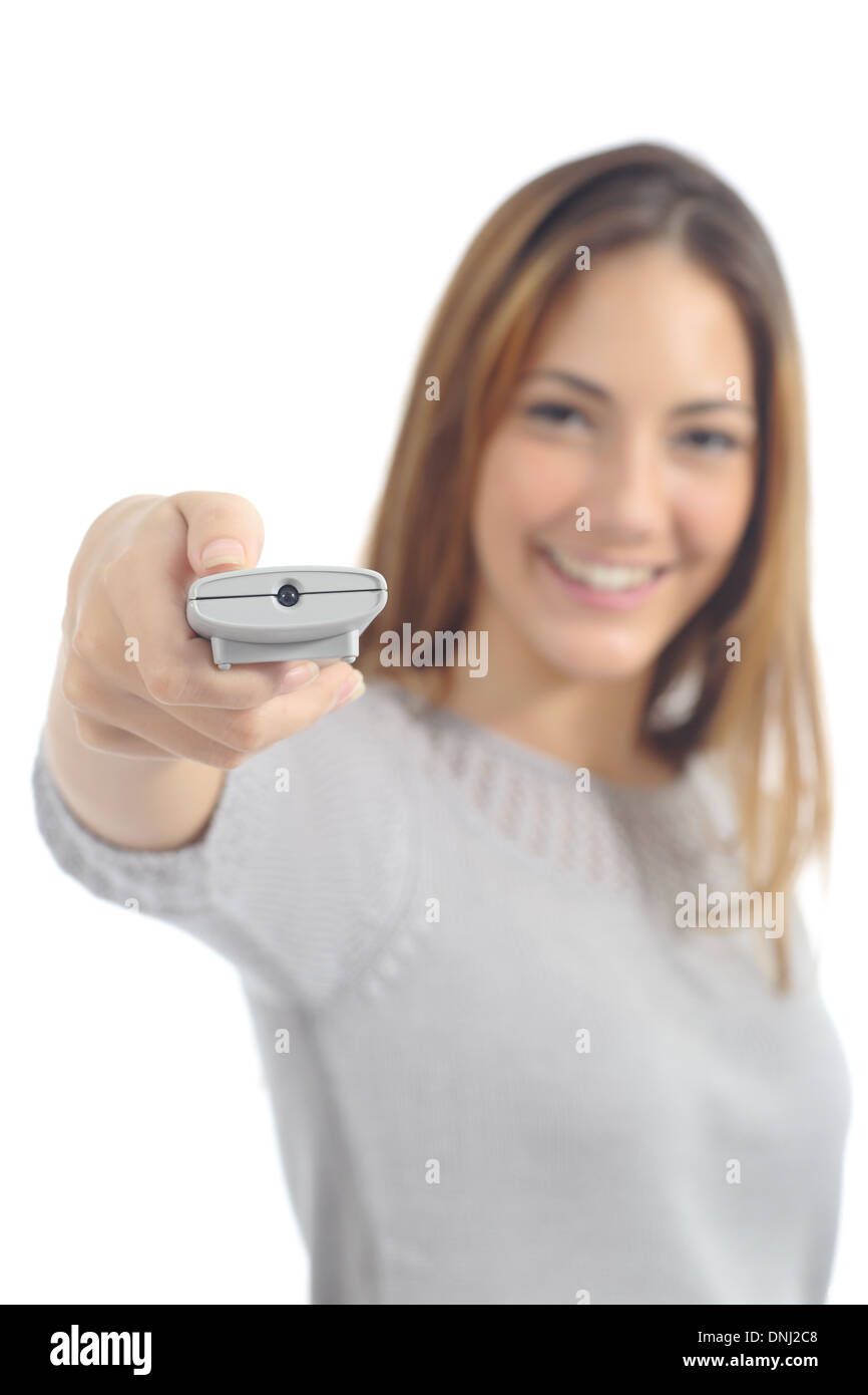 Donna premendo un pulsante su un telecomando isolato su uno sfondo bianco Foto Stock