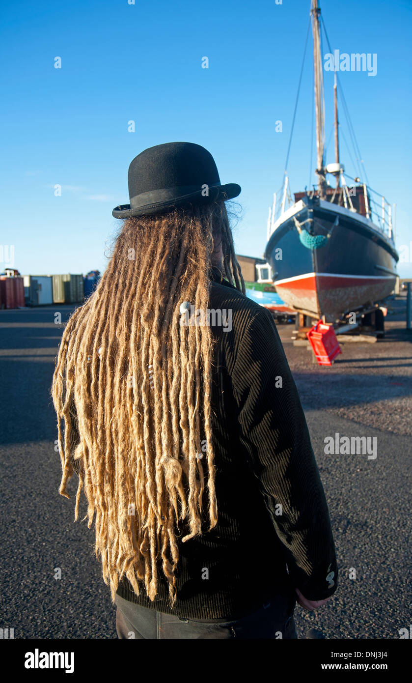 Giovani olandesi visualizzando i dreadlocks acconciatura a Burghead Harbour, murene. La Scozia. SCO 9157. Foto Stock