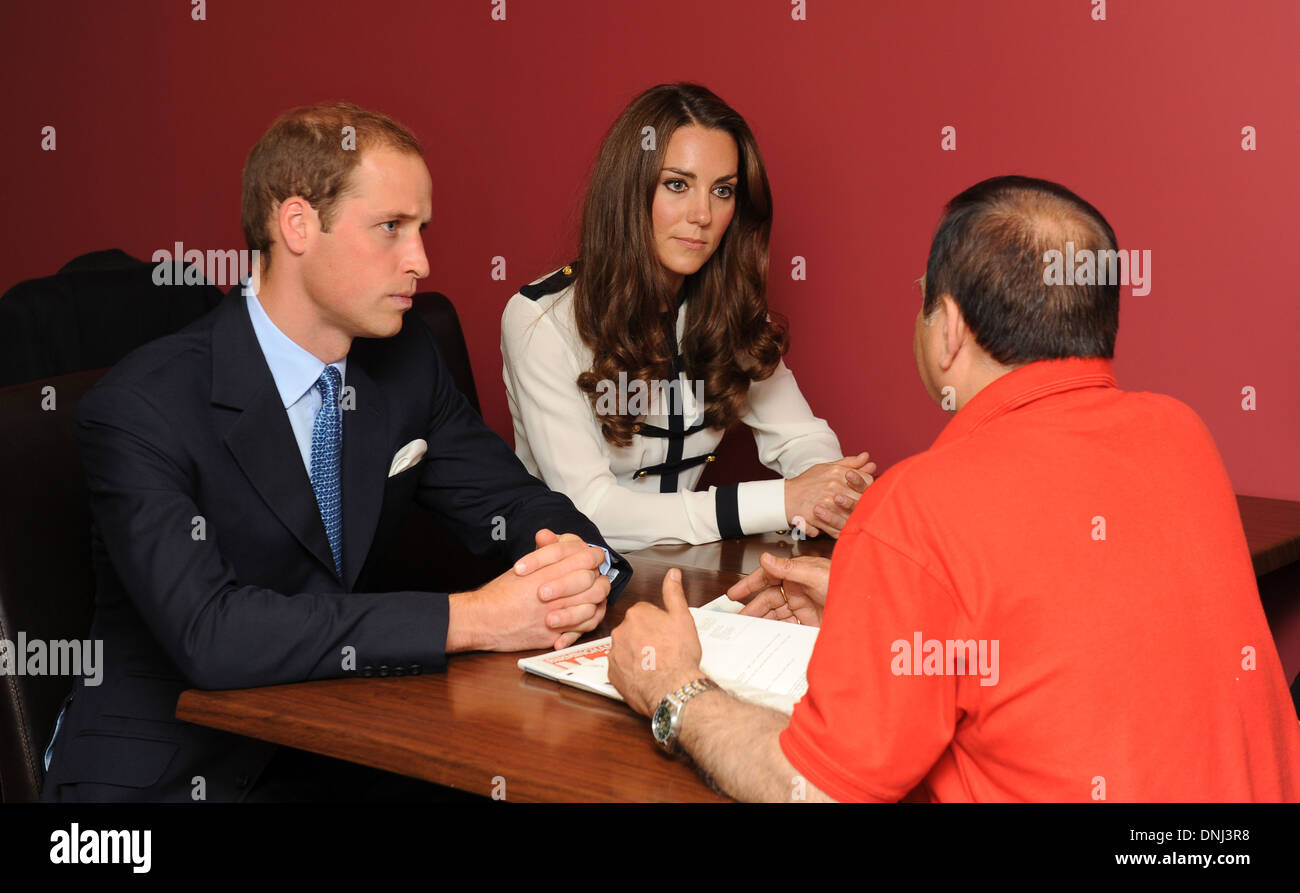 Il Duca e la Duchessa di Cambridge parlare di Machan Express Cafe proprietario Ajay Bhatia dopo i tumulti di 2011 a Birmingham Regno Unito Foto Stock