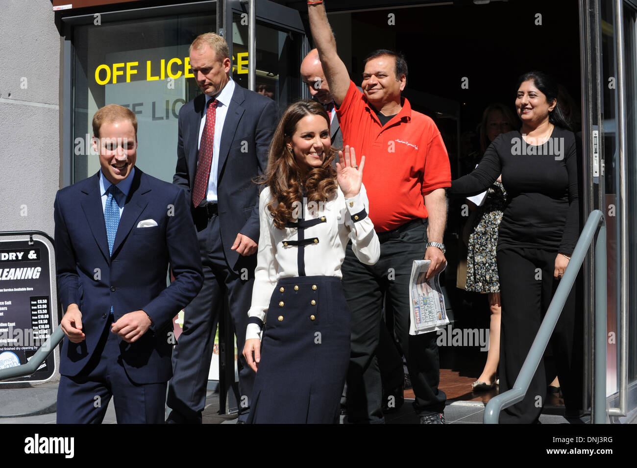 Il Duca e la Duchessa di Cambridge lasciando il Machan Express Cafe di Birmingham in seguito la città tumulti Ajay Bhatia chi possiede la ca Foto Stock