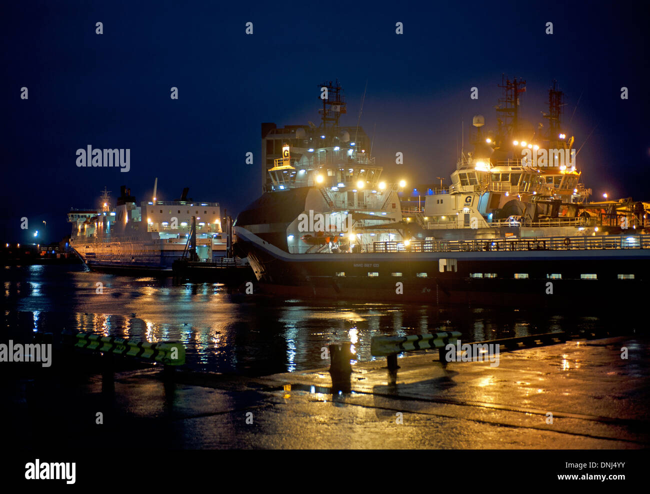 Traghetti e alimentazione olio barche si illuminano le banchine al porto di Aberdeen. SCO 9170 Foto Stock