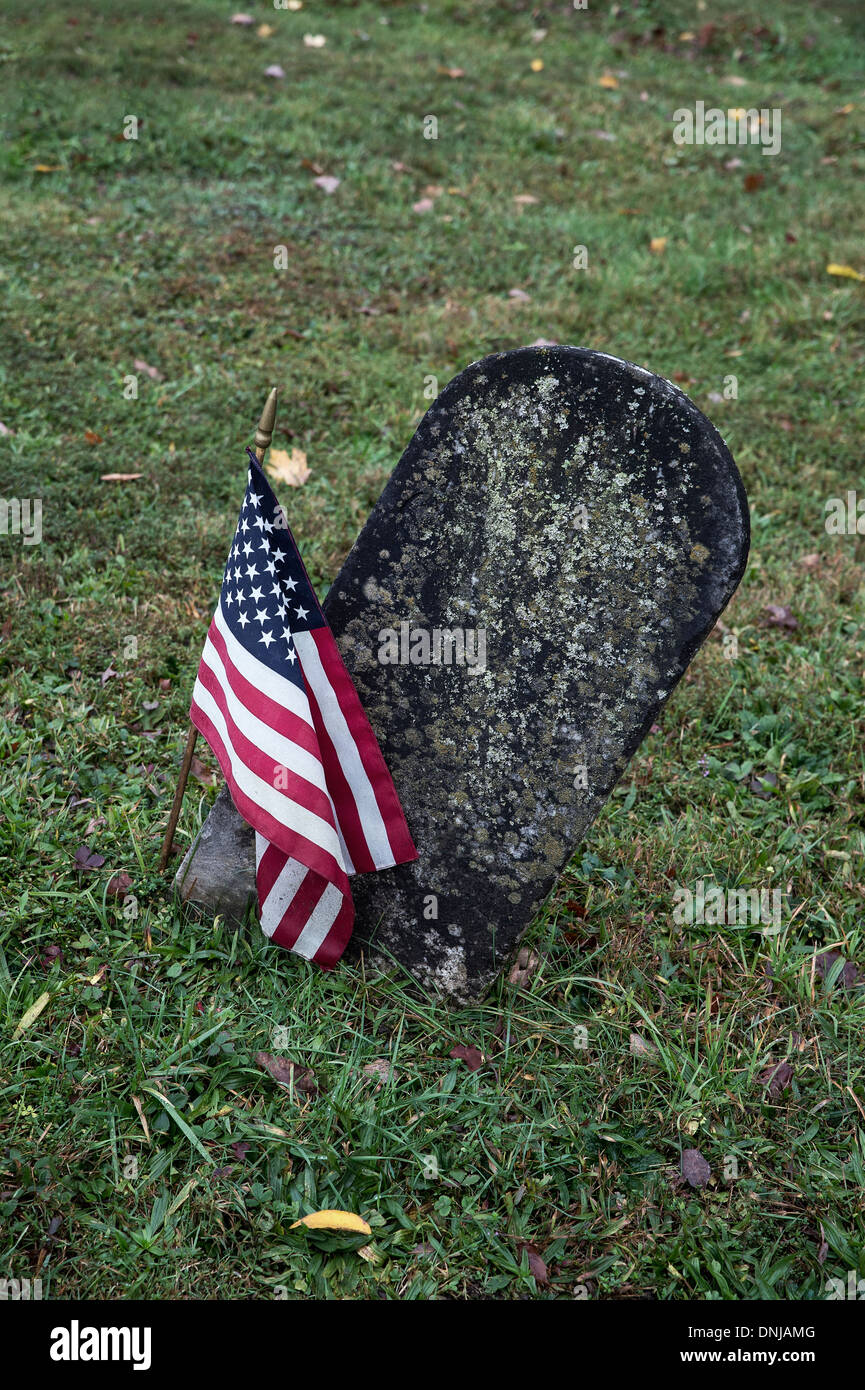 Tomba di pietra con bandiera americana. Foto Stock