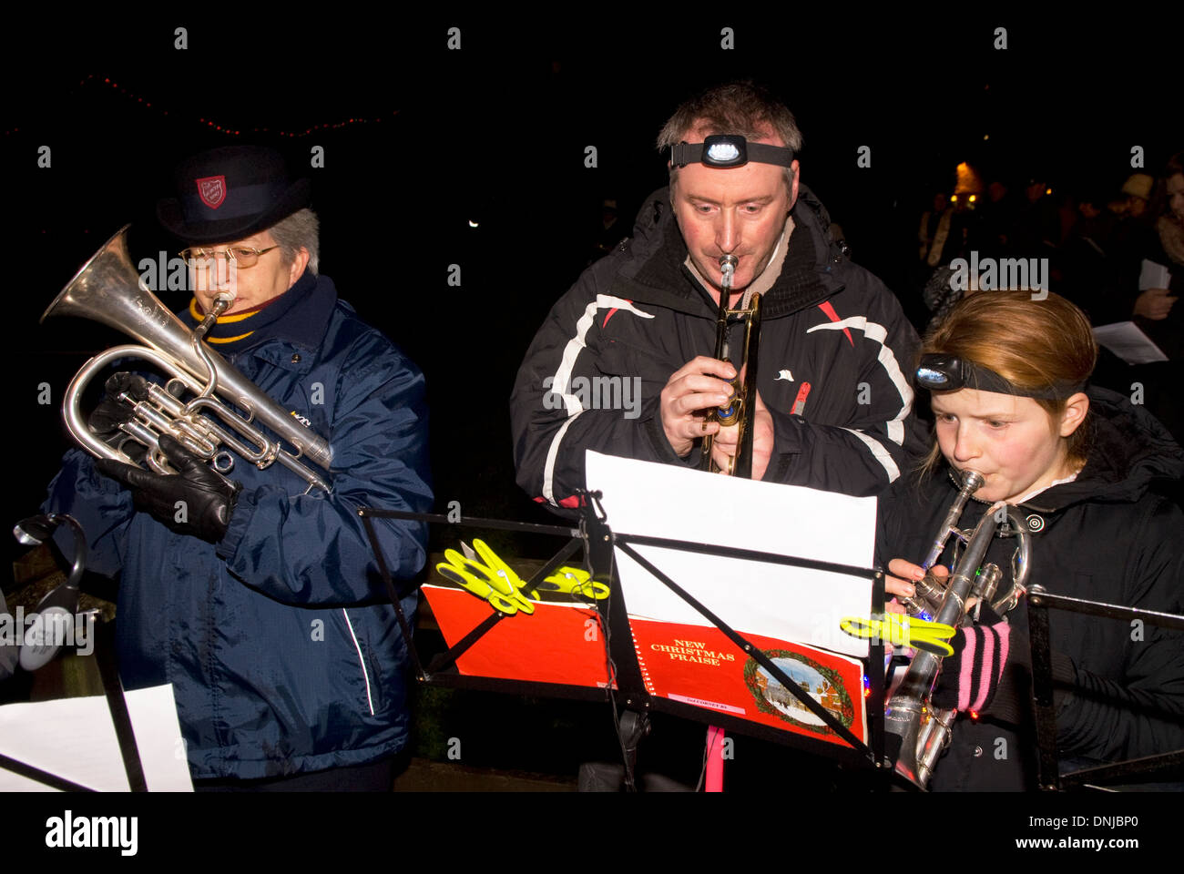 Esercito della salvezza band e residenti locali la riproduzione di canzoni di natale all'aperto, clanfield, hampshire, Regno Unito. Foto Stock