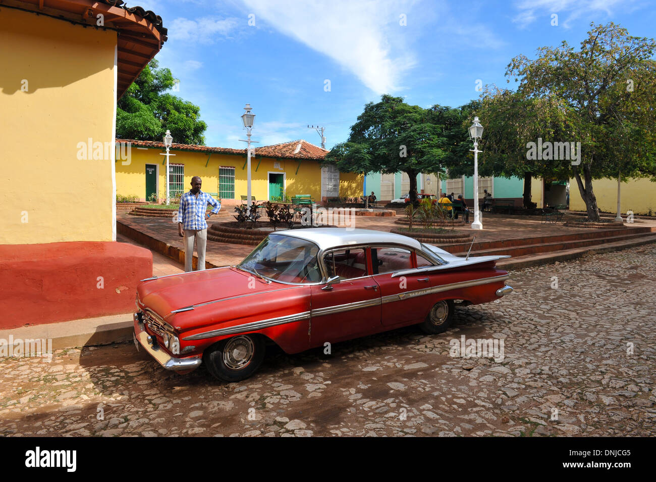 Un vecchio americano auto sulla strada di Trinidad, Cuba Foto Stock