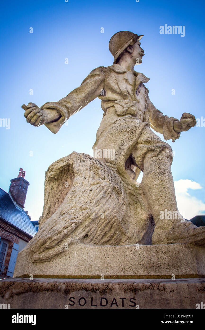 Soldato FRANCESE DELLA GRANDE GUERRA con una granata in mano, guerra mondiale una guerra è morta Memorial, RUGLES, Eure (27), Francia Foto Stock