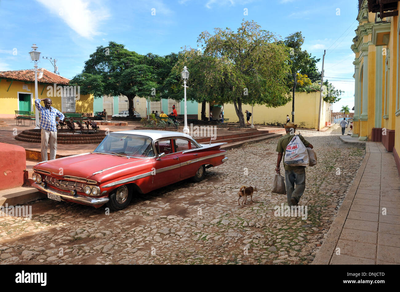 Un vecchio americano auto sulla strada di Trinidad, Cuba Foto Stock