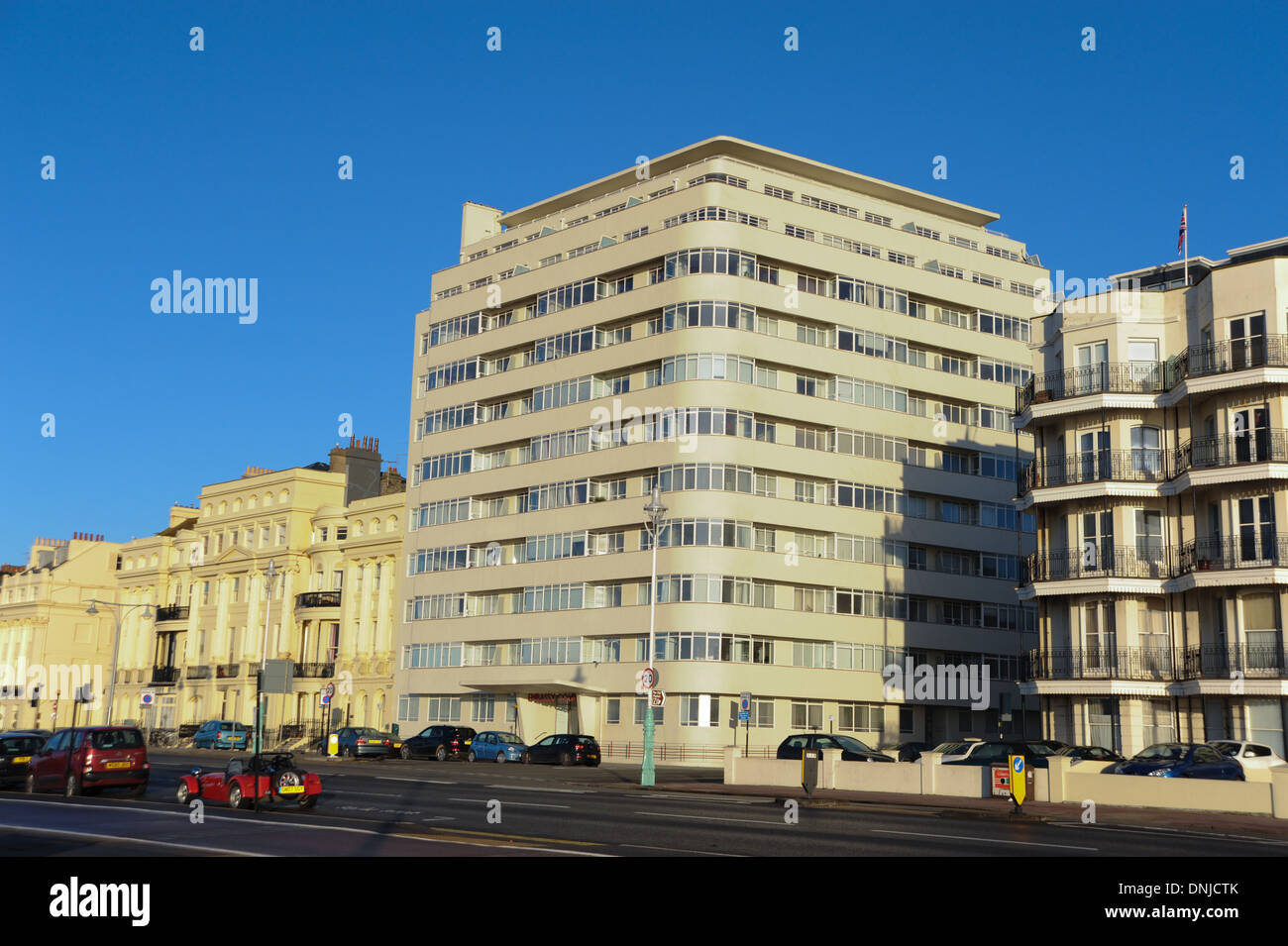 L'art deco Embassy Corte blocco di appartamenti sul lungomare di Brighton Regno Unito Foto Stock