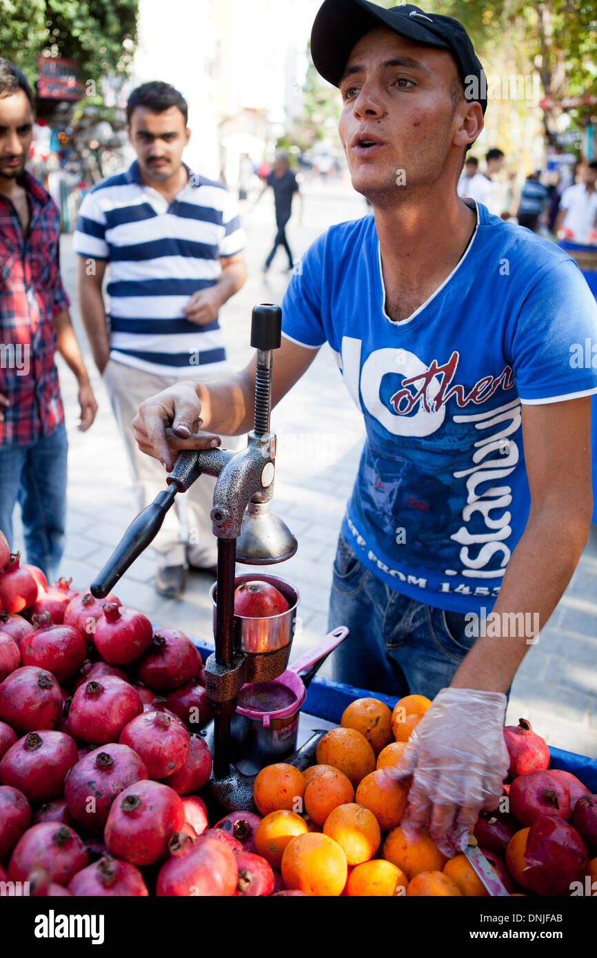 Un succo locale in stallo al di fuori della Moschea Blu di Istanbul, Turchia Foto Stock