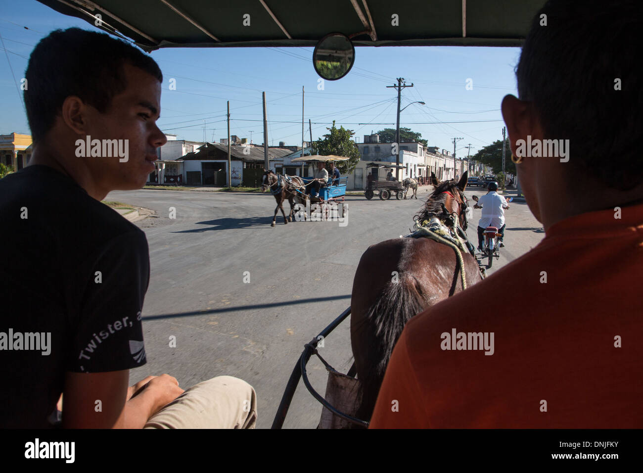 TAXI driver sul loro carrelli A cavalli, CIENFUGOS, ex PORT città popolata dai francesi nel XIX secolo, elencato come un sito del patrimonio culturale mondiale dell UNESCO, CUBA, CARAIBI Foto Stock