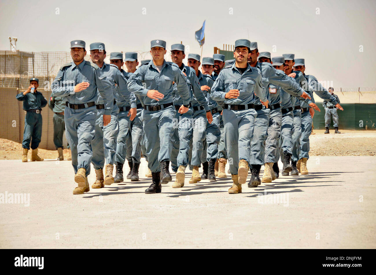 Polizia nazionale afgana ufficiali marzo durante un afghano di Polizia Locale cerimonia di promozione a livello regionale ALP training center Giugno 6, 2013 in Lashkar Gah distretto, provincia di Helmand, Afghanistan. Foto Stock