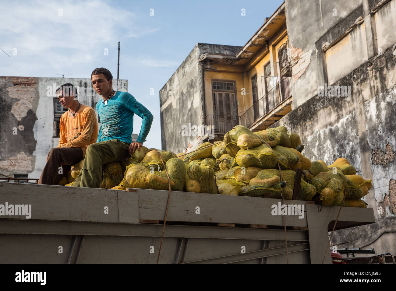 Consegna del frutto in un carrello, Havana, Cuba, CARAIBI Foto Stock