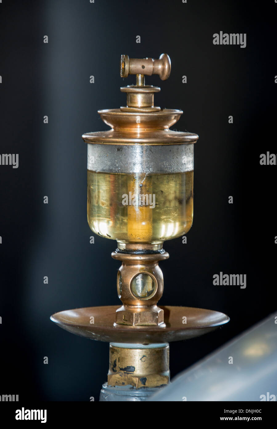 Cento anni di vetro spia di livello dell'olio con rame utilizzati nell'industria per visualizzare il livello di olio in corrispondenza delle pompe Foto Stock
