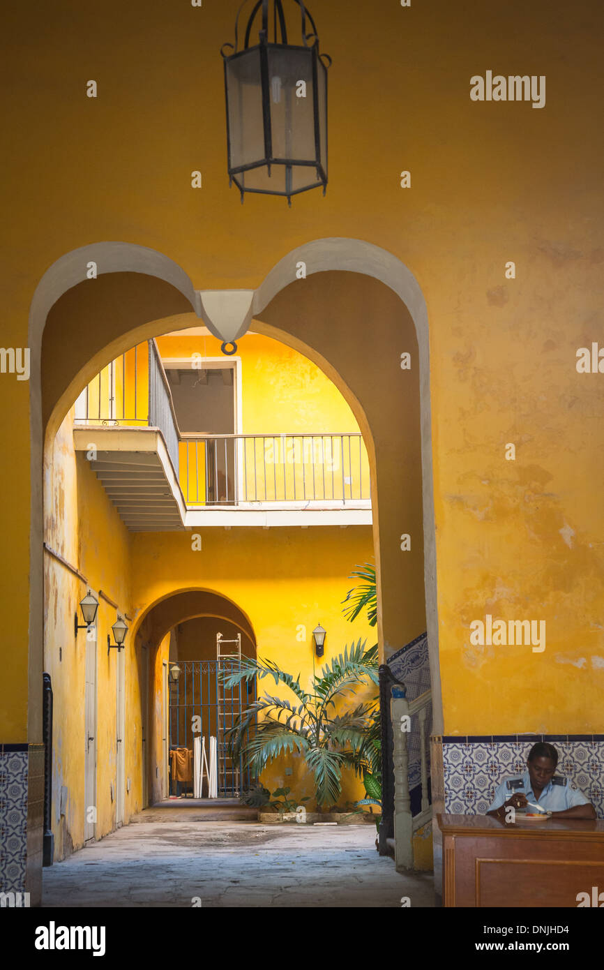Custode all'ingresso di un edificio in calle MERCADERES, Havana, Cuba, CARAIBI Foto Stock