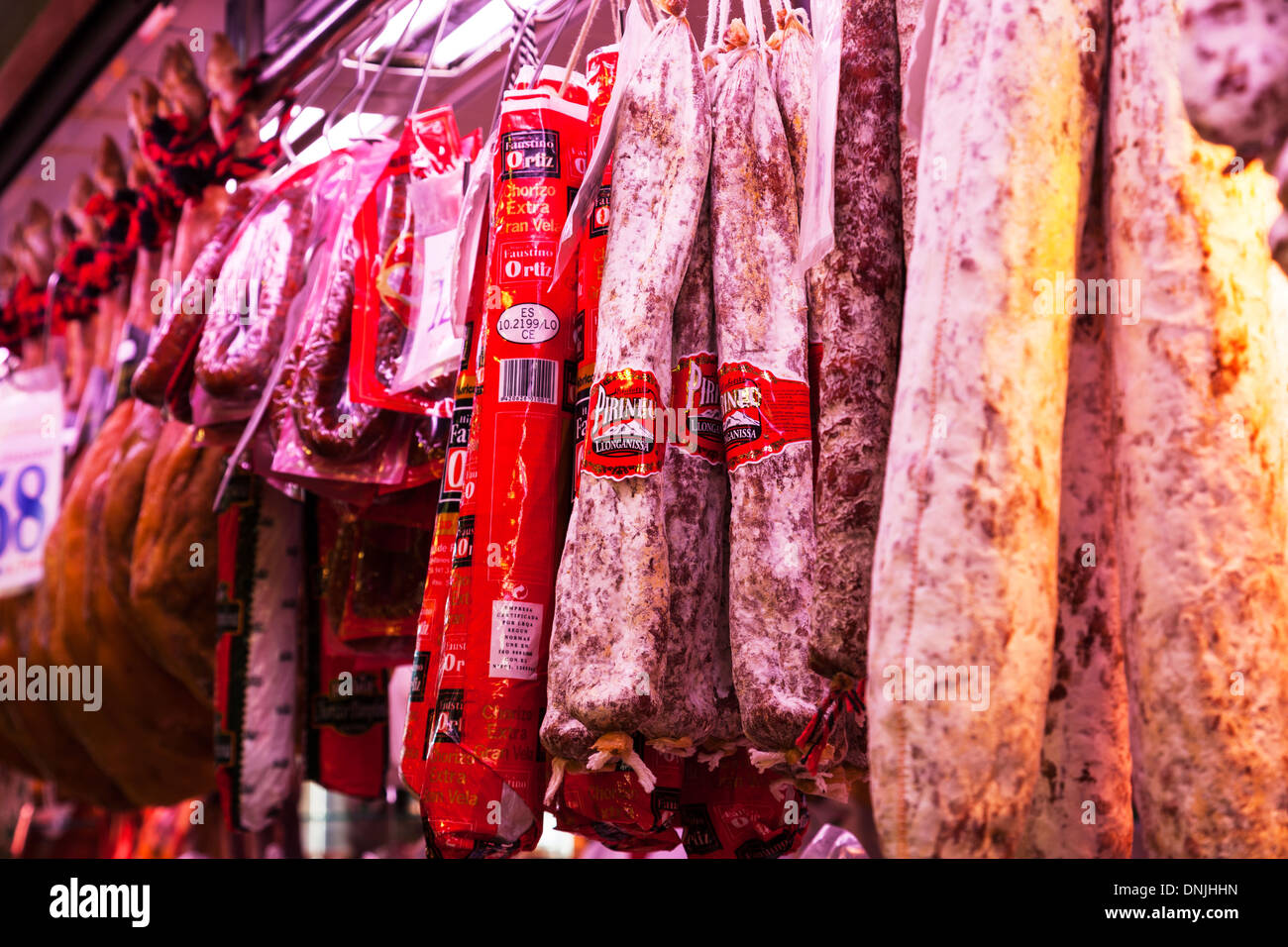Les las Ramblas mercato affettati e periniu salami appesi in vendita Barcellona Spagna Foto Stock