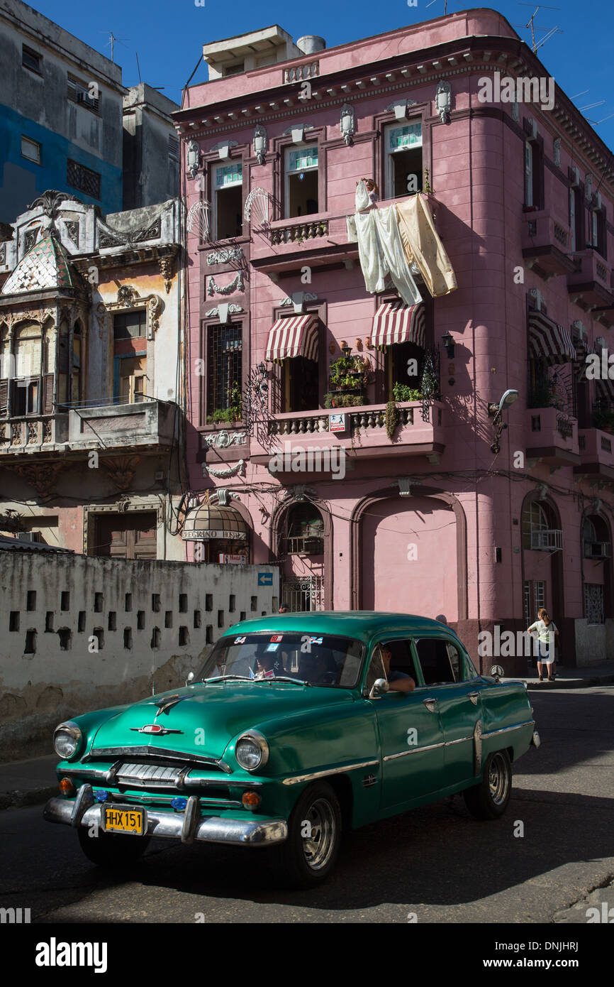 Vecchia vettura americana su una strada a L'Avana, Cuba, CARAIBI Foto Stock