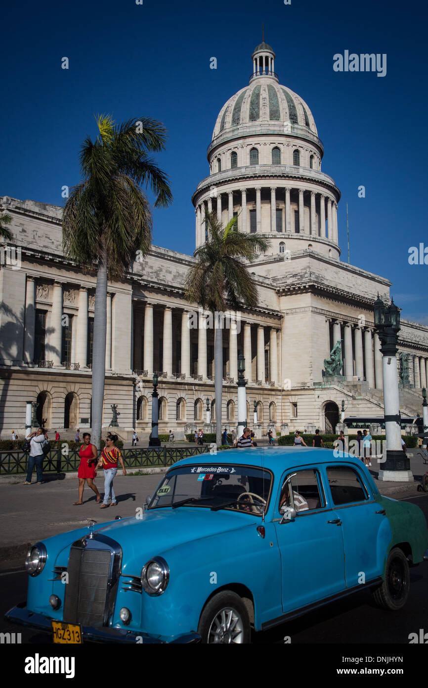 Vecchia vettura americana di fronte al Campidoglio, Havana, Cuba, CARAIBI Foto Stock