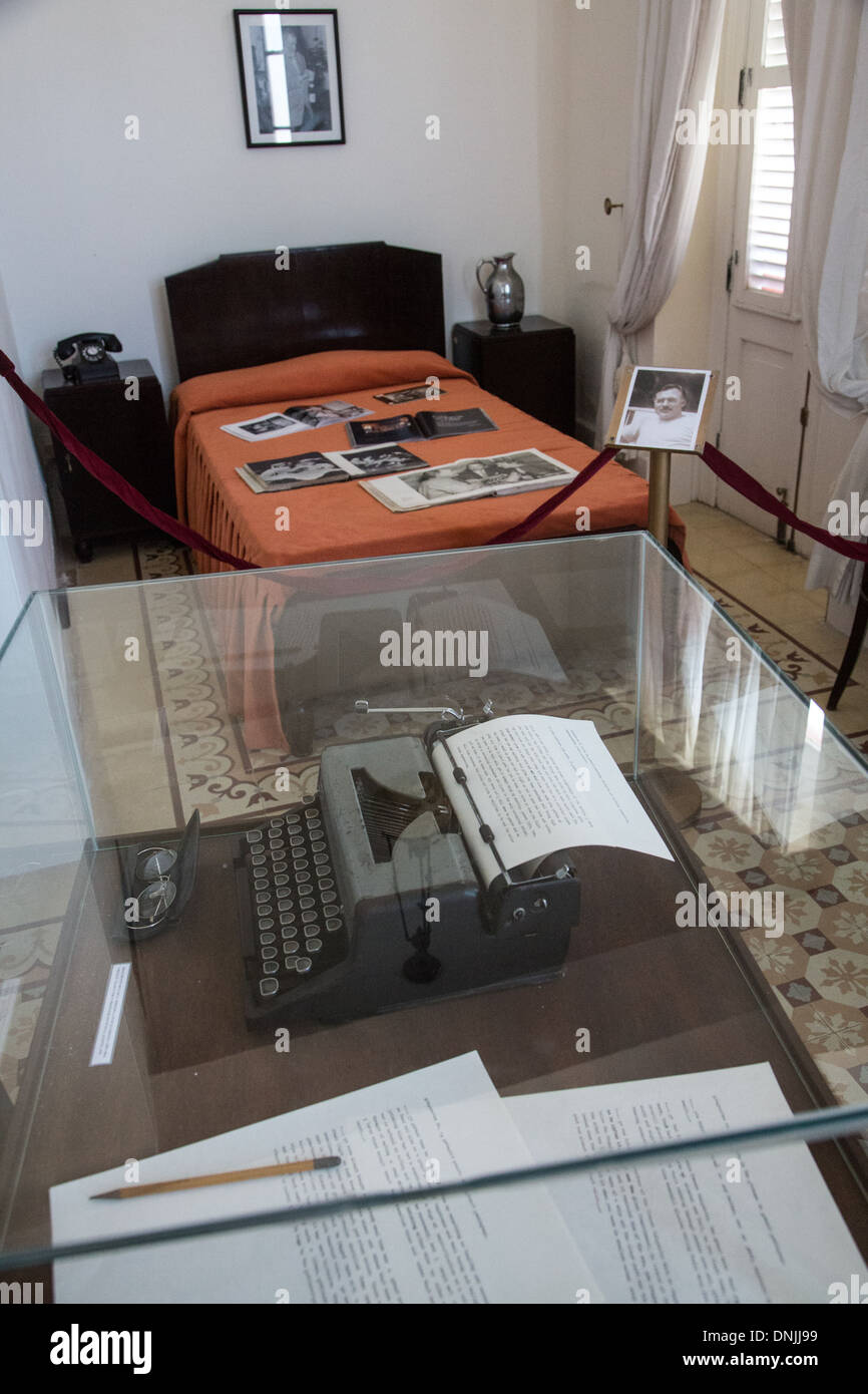 Bicchieri e macchina da scrivere che apparteneva a Ernest Hemingway (1899-1961), l'autore americano e giornalista, stanza 511 nell'Ambos Mundos Hotel dove ha vissuto nel 1930 contatti, Calle del Obispo, Habana Vieja, Havana, Cuba, CARAIBI Foto Stock