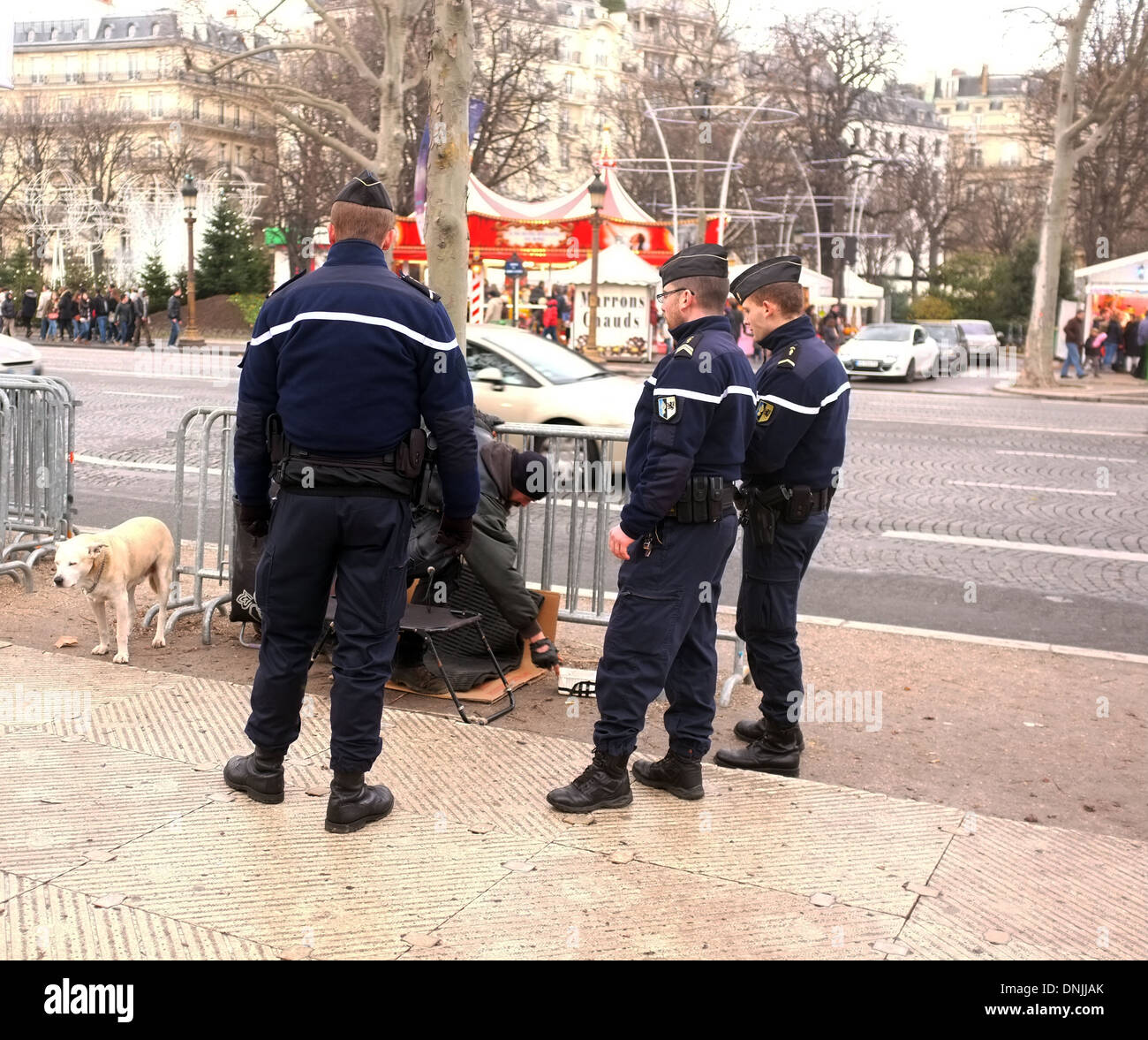 La polizia di Parigi rimuove l uomo senza tetto Foto Stock