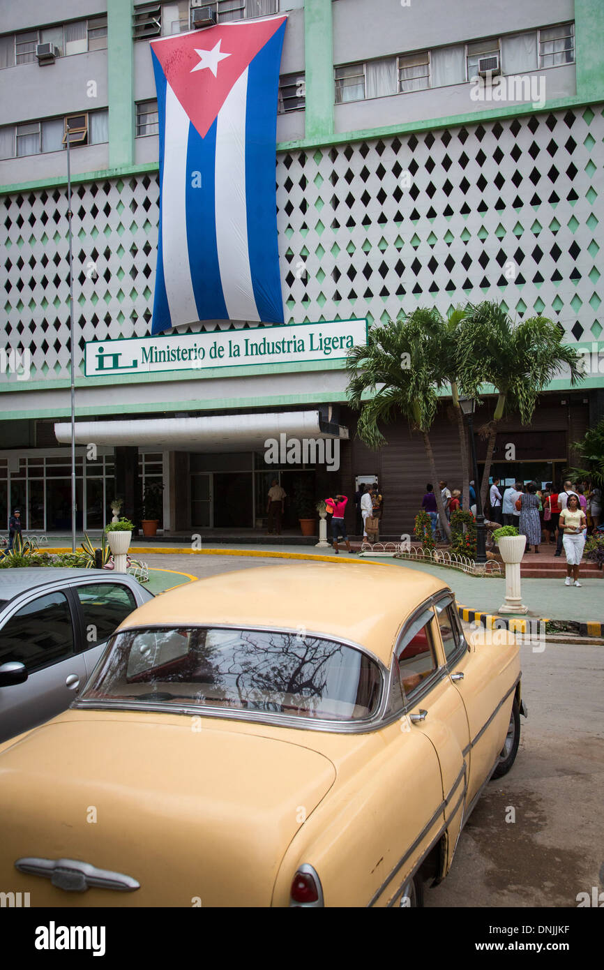 Bandiera cubana sulla facciata del ministero dell industria leggera (INDUSTRIA LIGERA), Calle EMPEDRADO, Havana, Cuba, CARAIBI Foto Stock