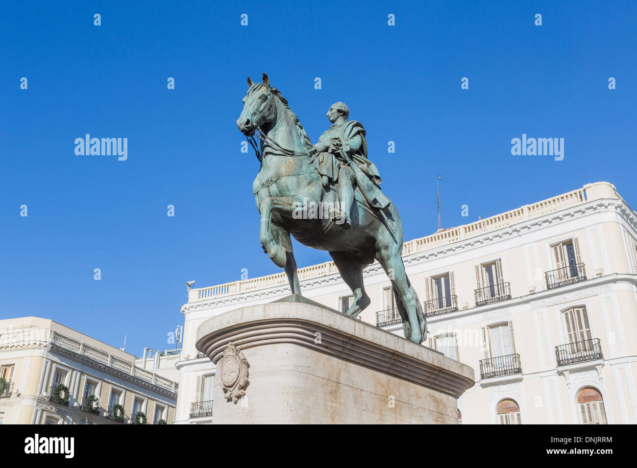 Vista della famosa statua di re Carlos III di Spagna montato a cavallo in Plaza Mayor, Madrid, capitale della Spagna, una grande attrazione turistica Foto Stock