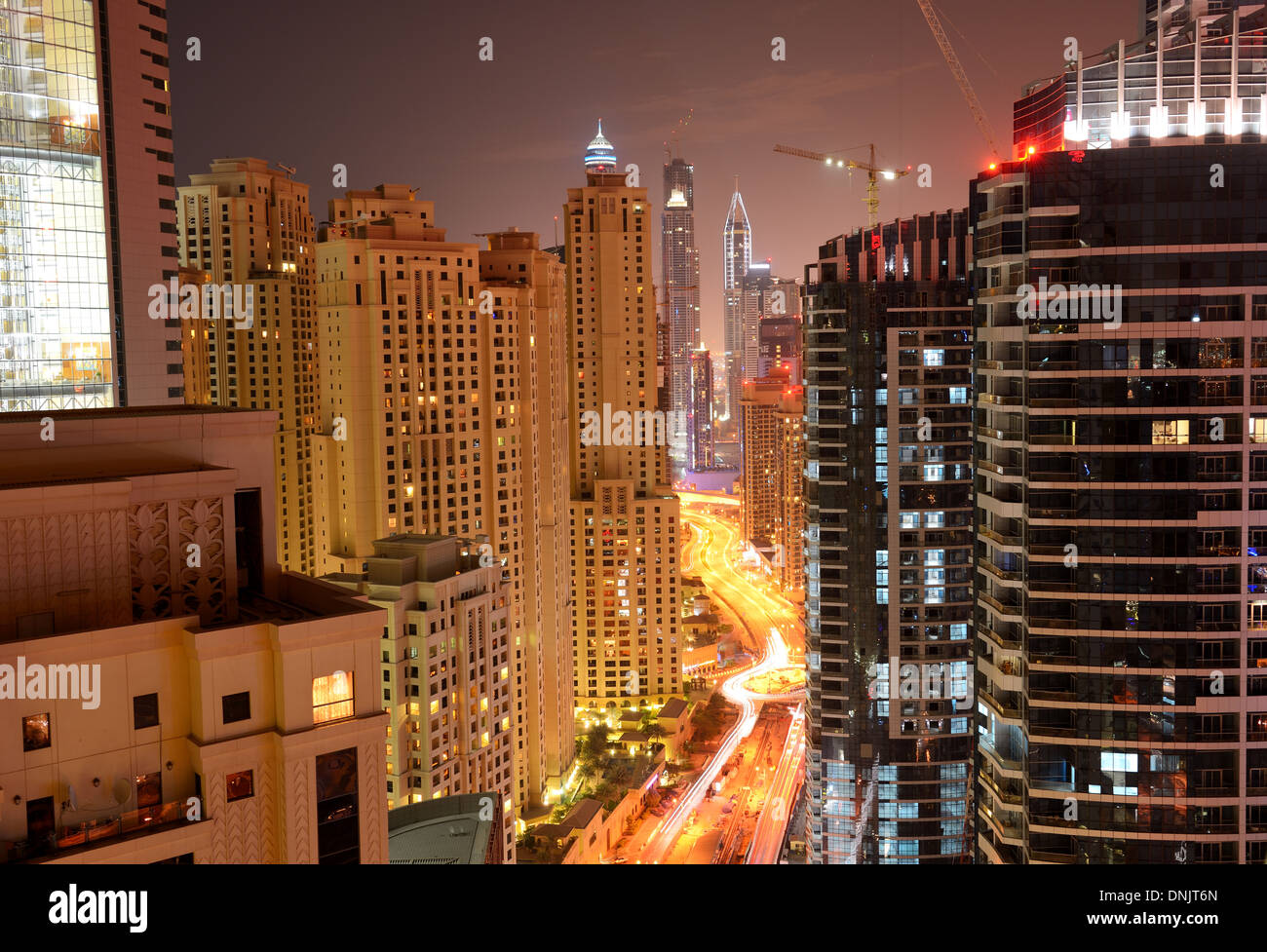 La vista sulla città di Dubai dal grattacielo di illuminazione notturna, Dubai, UAE Foto Stock