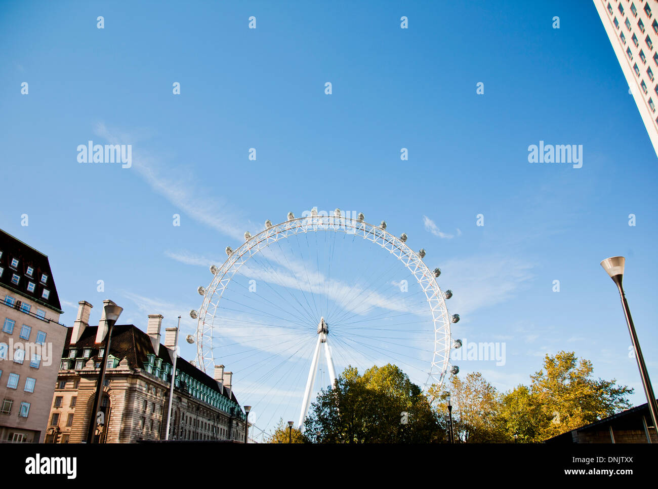 Vista del London Eye, attrazione turistica, con edifici della città di Londra, Inghilterra, Regno Unito Foto Stock