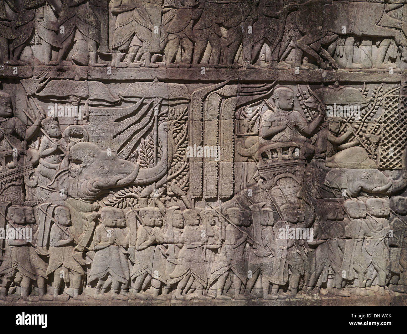 Cambogia Angkor Thom parte di Angkor Wat tempio complesso. Bassorilievo della vita quotidiana nel XII secolo Foto Stock
