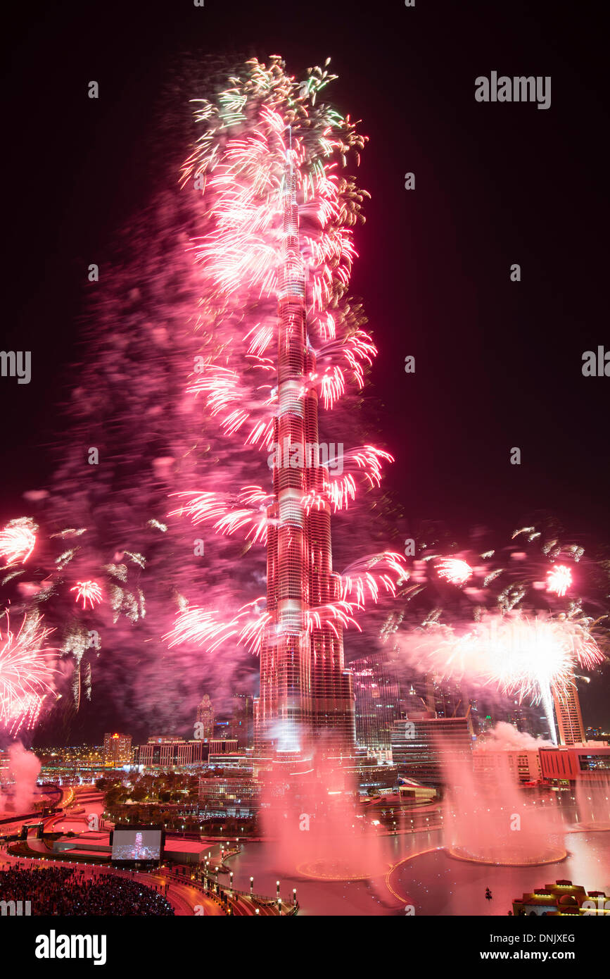 Dubai , Emirati Arabi Uniti, gennaio 1 2014; spettacolari fuochi d'artificio a Burj Khalifa Tower a Dubai per celebrare il Nuovo Anno Credito: Iain Masterton/Alamy Live News Foto Stock