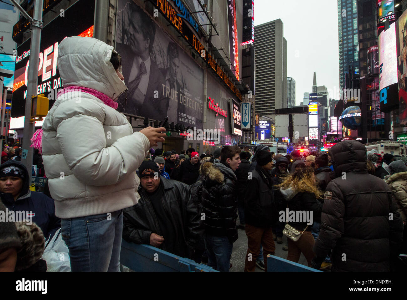 New York, NY, STATI UNITI D'AMERICA. 31 Dic, 2013. Persone in trepidante attesa per immettere Times Square prima che la pallina cade Vigilia di Capodanno il 31 dicembre 2013 nella città di New York. Credito: Donald bowers/Alamy Live News Foto Stock