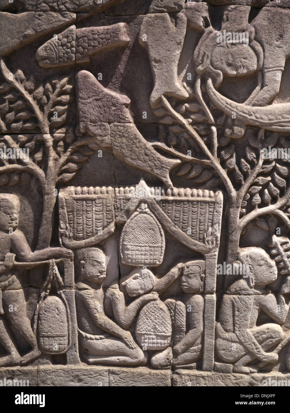 Cambogia Angkor Thom parte di Angkor Wat tempio complesso. Bassorilievo della vita quotidiana nel XII secolo Foto Stock