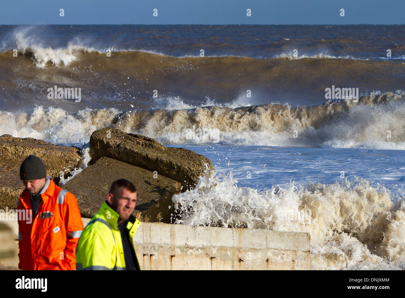 Controllo eventuali danni e rischio permanente sulla spiaggia Hemsby come picchi di marea abbatte lentamente Foto Stock