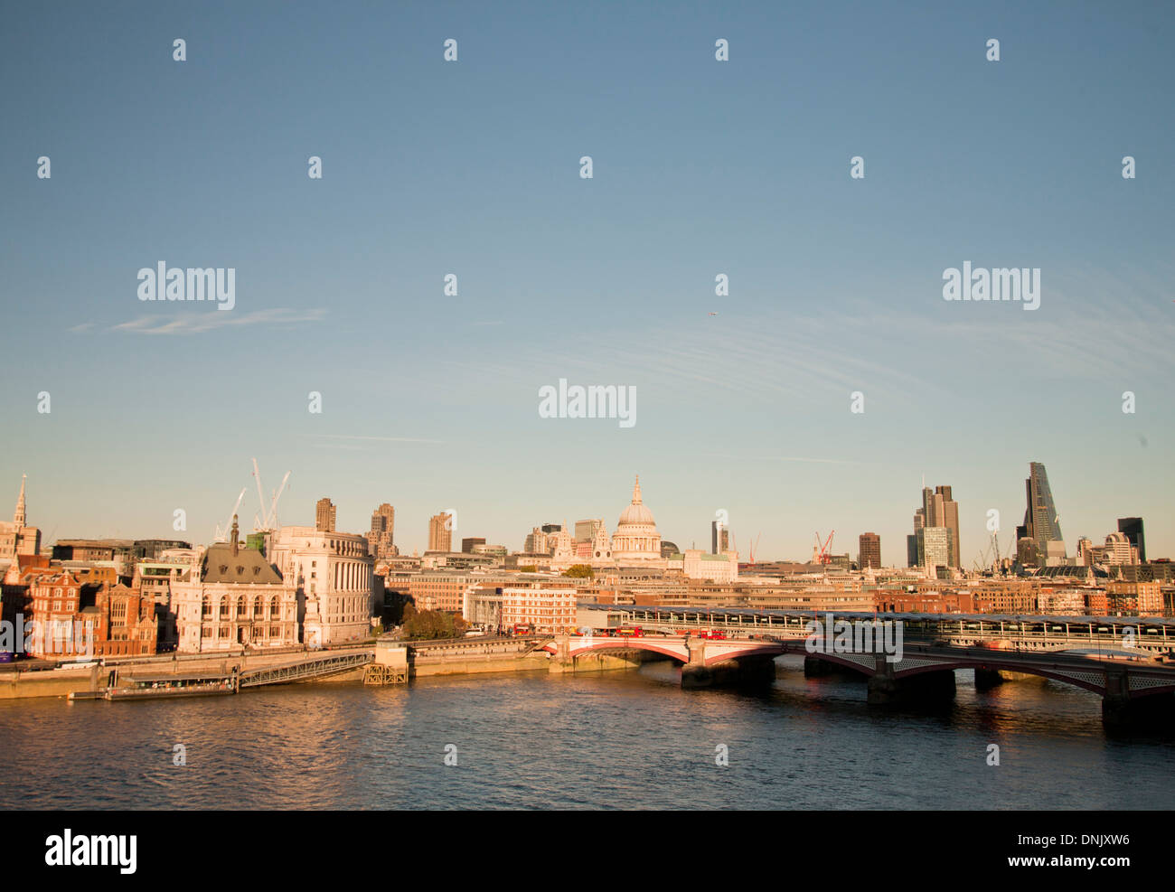 Vista di Blackfriars Bridge con la Cattedrale di St Paul e la città di Londra, Inghilterra, Regno Unito. Foto Stock