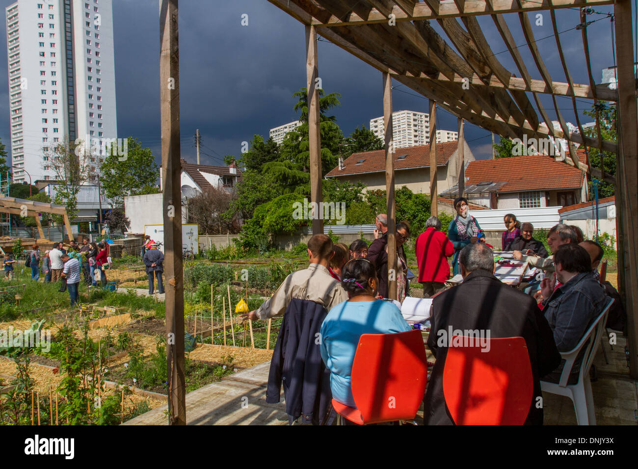 L'atelier d'architecture AUTOGEREE (AAA) GIARDINO SPERIMENTALE Progetto R-urbane che unisce agricoltura urbana, economia sociale e di solidarietà, locali di coltivazione e pensato di alloggiamento con l idea di creare reti locali e più corto circuiti, COLOM Foto Stock
