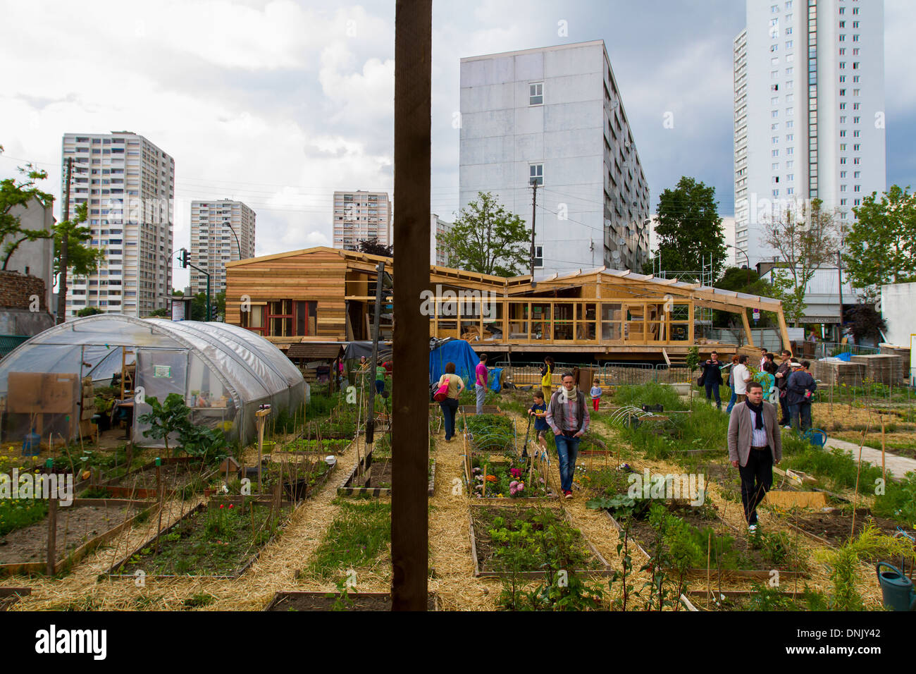 L'atelier d'architecture AUTOGEREE (AAA) GIARDINO SPERIMENTALE Progetto R-urbane che unisce agricoltura urbana, economia sociale e di solidarietà, locali di coltivazione e pensato di alloggiamento con l idea di creare reti locali e più corto circuiti, COLOM Foto Stock
