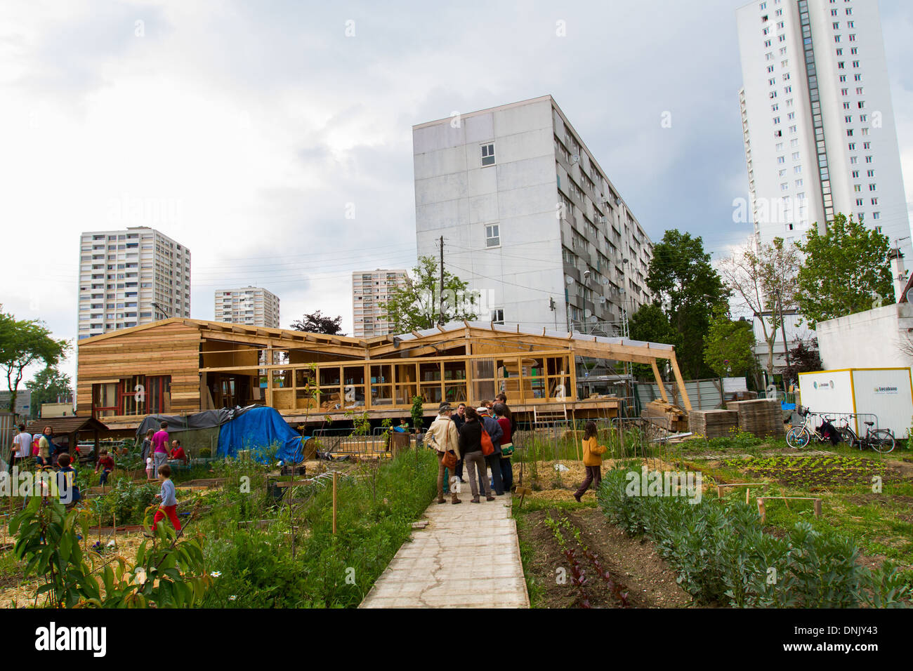 L'atelier d'architecture AUTOGEREE (AAA) GIARDINO SPERIMENTALE Progetto R-urbane che unisce agricoltura urbana, economia sociale e di solidarietà, locali di coltivazione e pensato di alloggiamento con l idea di creare reti locali e più corto circuiti, COLOM Foto Stock