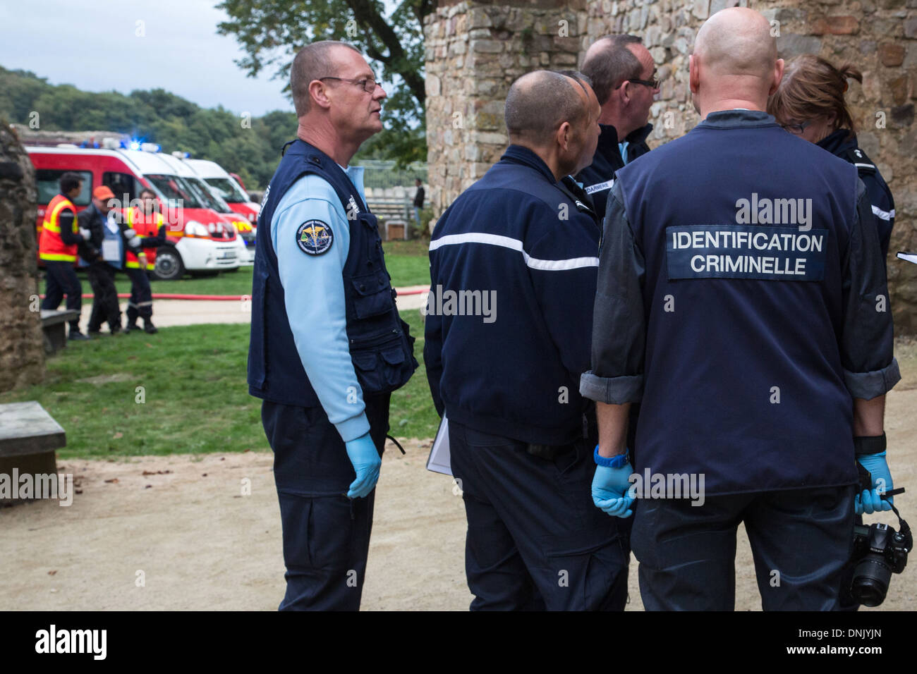Gendarmi dal penale dipartimento di identificazione di intervenire in seguito al crollo delle gradinate durante una performance musicale, esercizio di emergenze civili, CHATEAU DE SAINTE-SUZANNE, Mayenne (53), Francia Foto Stock