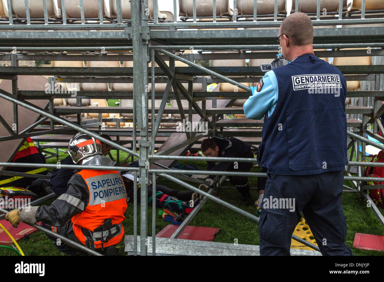 Gendarmi dal penale dipartimento di identificazione di intervenire in seguito al crollo delle gradinate durante una performance musicale, esercizio di emergenze civili, CHATEAU DE SAINTE-SUZANNE, Mayenne (53), Francia Foto Stock
