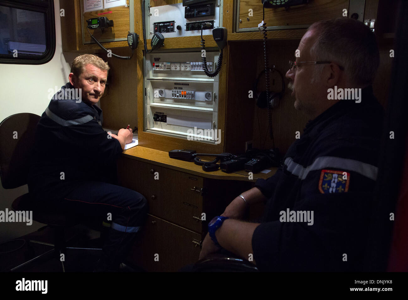 All'interno del reparto antincendio il comando POST, intervento in seguito al crollo delle gradinate durante una performance musicale, esercizio di emergenze civili, CHATEAU DE SAINTE-SUZANNE, Mayenne (53), Francia Foto Stock