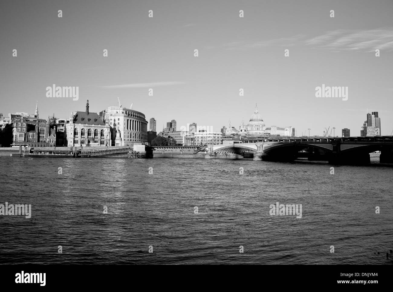 Vista di Blackfriars Bridge con il fiume Tamigi e la City di Londra, Inghilterra, Regno Unito. Foto Stock