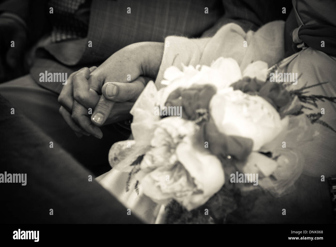 Illustrazione di chiesa per matrimoni, sposa contatti bouquet Foto Stock