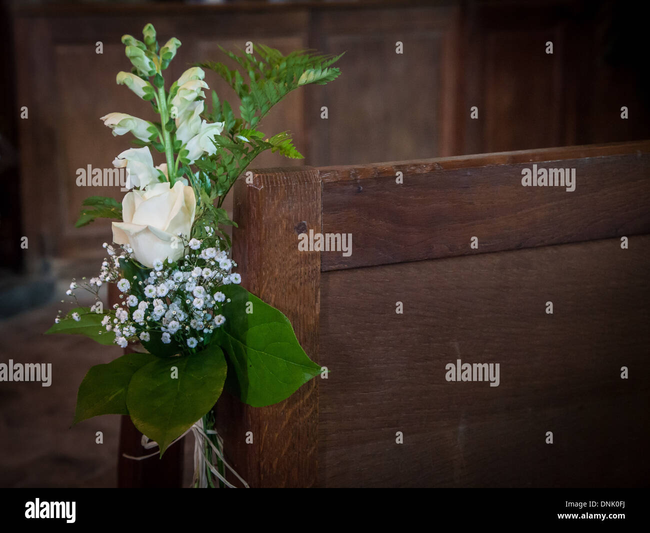 La decorazione della chiesa per una religiosa cerimonia di nozze Foto Stock