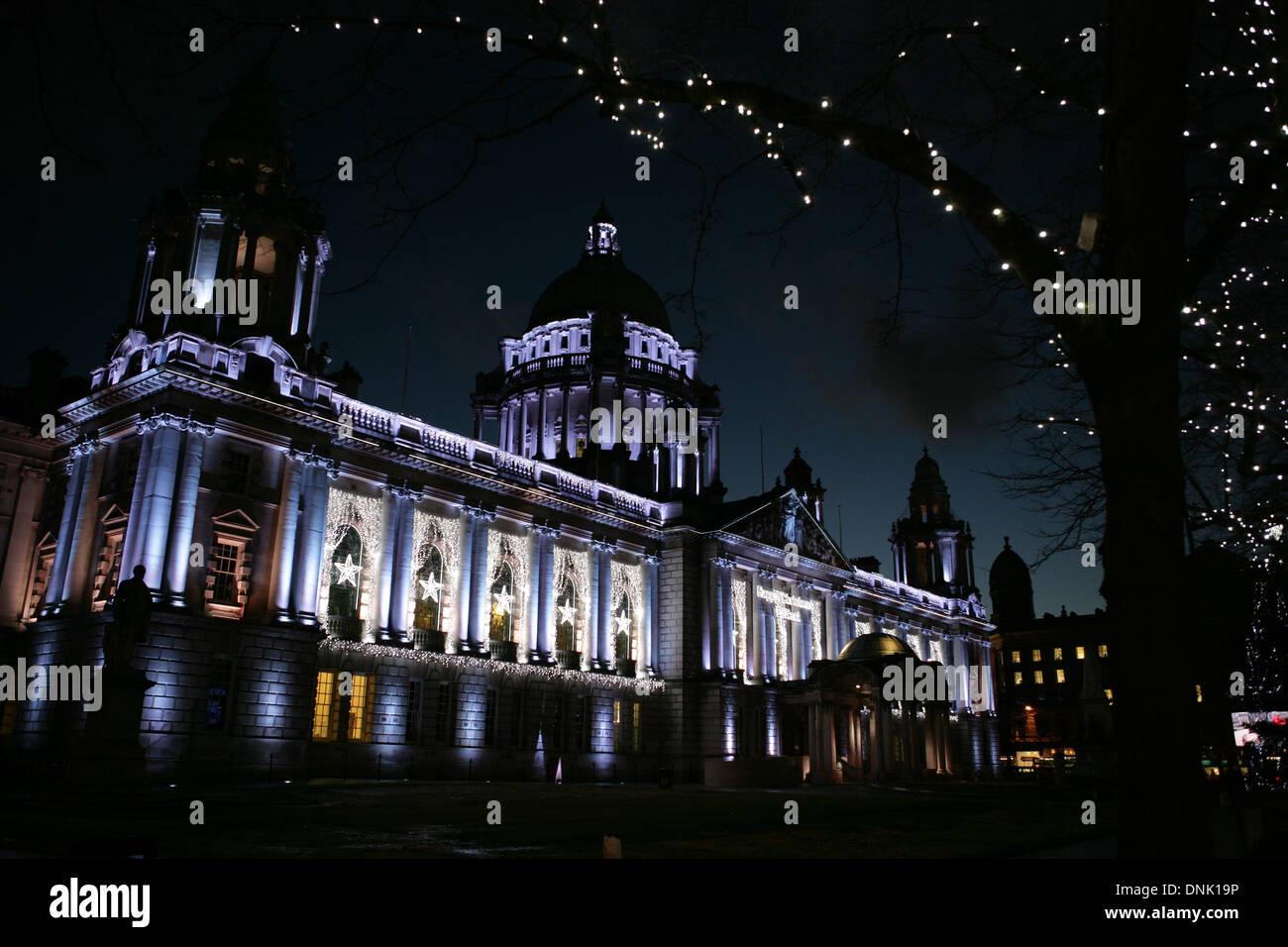 02 gennaio 2014 le luci di Natale sul Municipio di Belfast Foto Stock