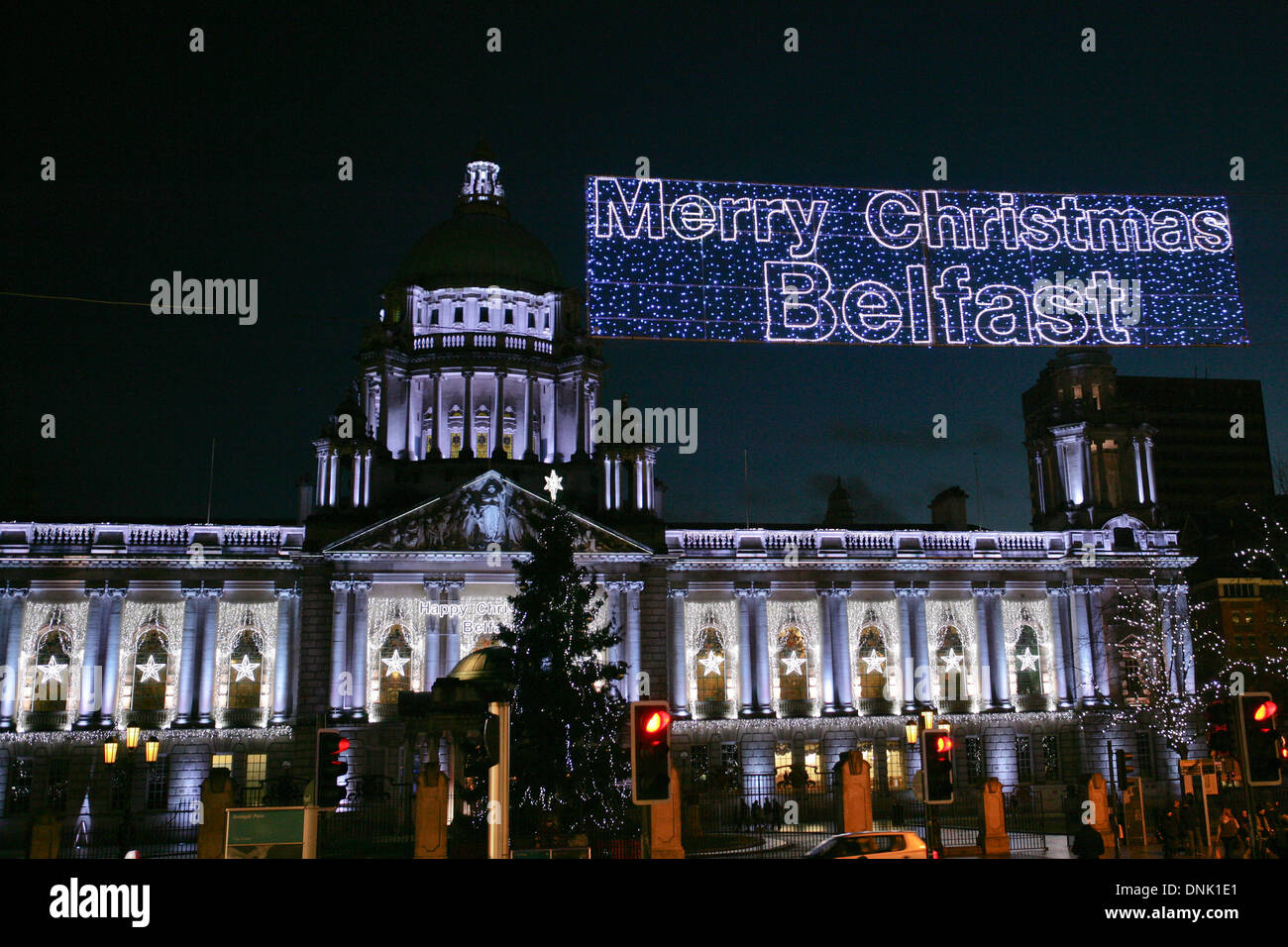 02 gennaio 2014 le luci di Natale sul Municipio di Belfast Foto Stock