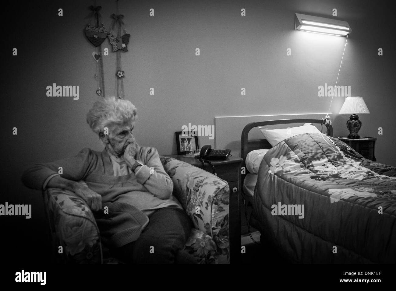 Casa di Riposo illustrazione, la persona anziana IN UNA CAMERA DA LETTO CHE SOFFRONO DI SOLITUDINE Foto Stock