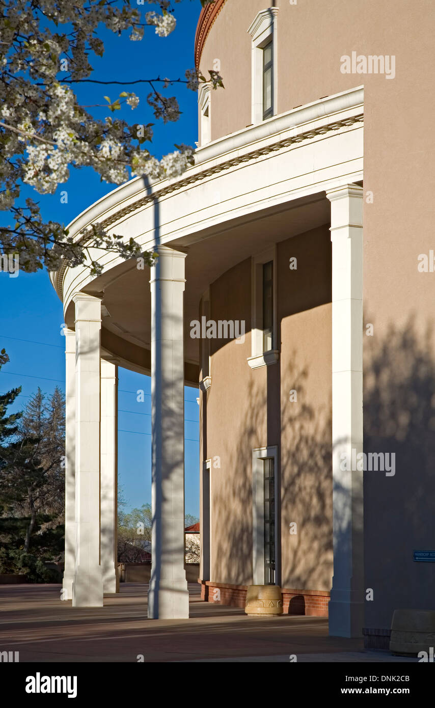 Pera alberi in fiore e Roundhouse (Nuovo Messico della Capitol Building), Santa Fe, New Mexico USA Foto Stock