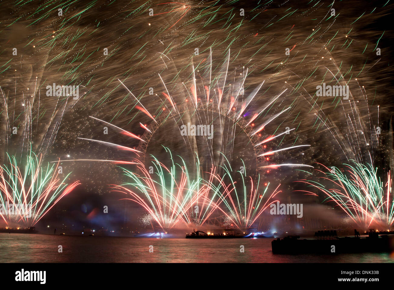 Londra, Regno Unito. 31 Dic, 2013. Londra ha accolto nel 2014 con un incredibile spettacolo di fuochi d'artificio, che comprendeva il primo al mondo "multi sensoriale" spettacolo. Scienziati alimentari Bompas e Parr host ha aiutato un display con effetti speciali, compresi i sapori di frutta e frutta odori combinati con il pirotecnico di illuminazione e display. Credito: Nelson pereira/Alamy Live News Foto Stock