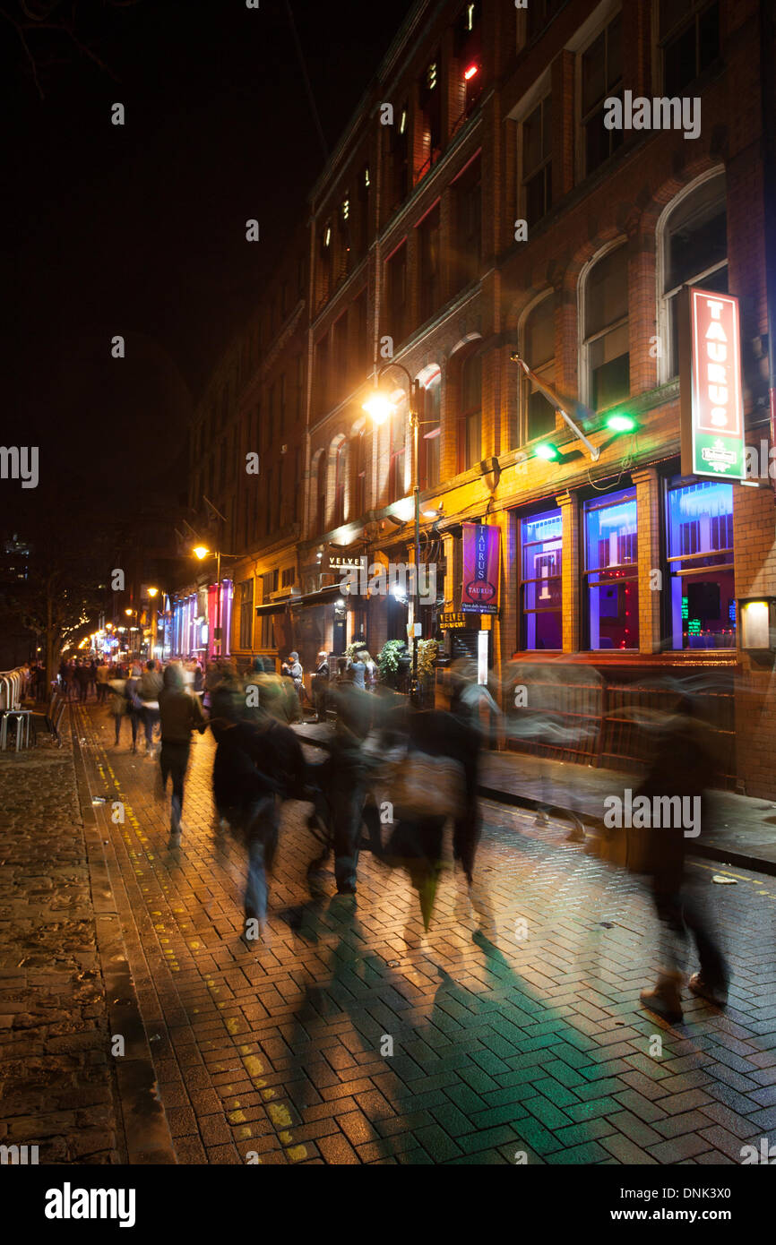 Manchester, Regno Unito il 1 di gennaio 2014. Canal Street e Clubland late night festaioli dopo Piccadilly Gardens ospitato Manchester è finanziato privatamente Cenone di Fine Anno e fuochi d'artificio, aiutando usher in 2014. Foto Stock